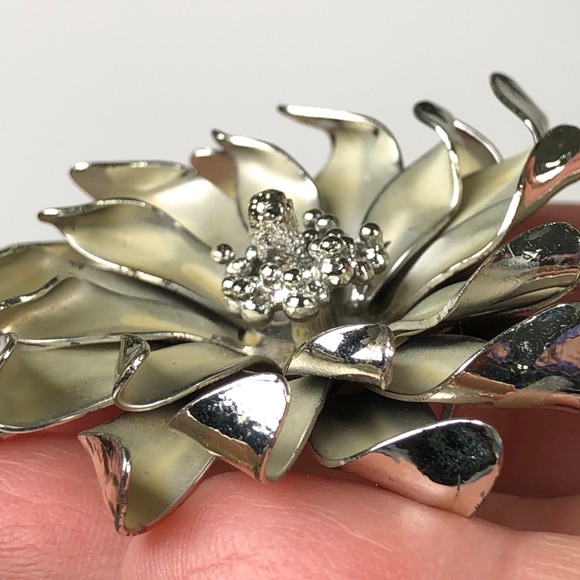 Vintage Coro Flower Brooch Brushed Silver Tone 3-D Chrysanthemum Mid Century Pin - Picture 3 of 6